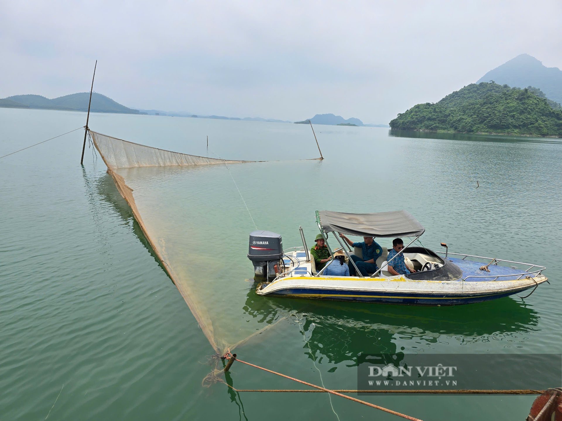 Mạnh tay xử lý vó đèn, ngăn chặn tận diệt thủy sản trên hồ Thác Bà Lào Cai