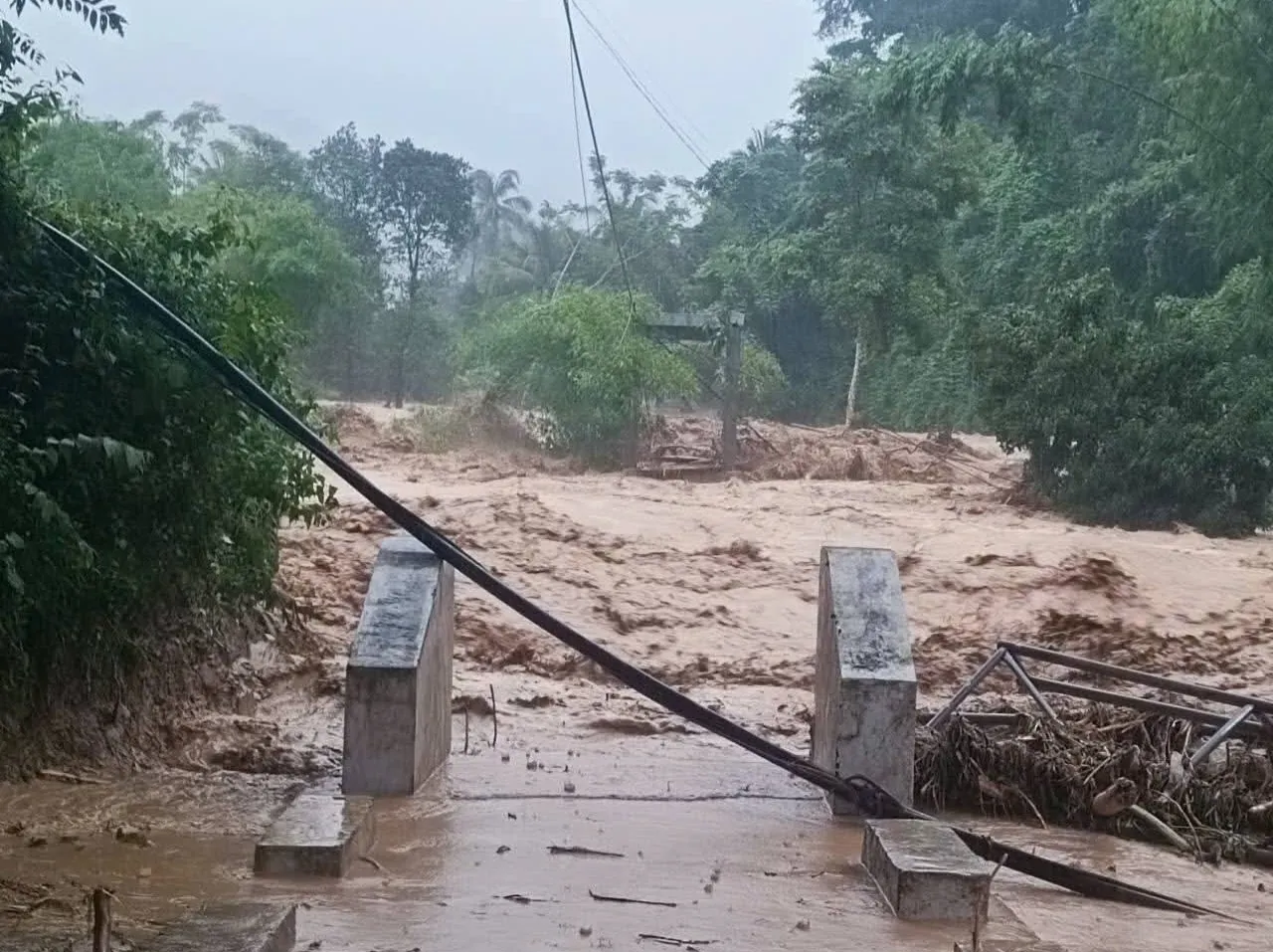 Kinh hãi nước lũ cuồn cuộn quét qua xã miền núi Nghệ An khiến nhiều nhà dân bị cuốn trôi. Một số khu dân cư đang bị cô lập