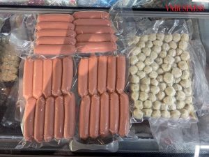 Xúc xích không nhãn bán tràn lan ngoài chợ, bị kiểm tra lại nói hàng nhà làm để ăn
