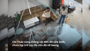 Gió lốc bất ngờ làm cửa kính nhà dân ở TPHCM vỡ tan tành