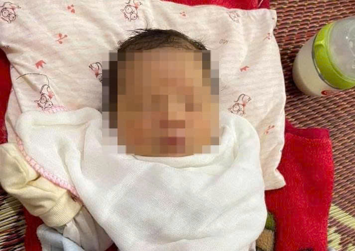 Bé gái 2,7kg bị bỏ trong làn nhựa bên Quốc lộ 70 xã Phúc Lợi, tỉnh Lào Cai.