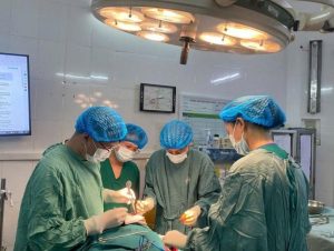 Phẫu thuật khẩn cấp cho bé trai 4 tuổi bị chó nhà cắn