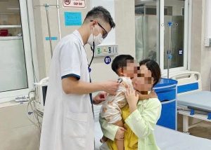 Hai trẻ nhỏ ở Ninh Bình bị ngộ độc khí thải ô tô sau một giờ di chuyển, suýt nguy kịch