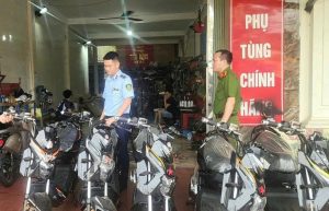 Phát hiện vụ bán xe máy điện giả nhãn hiệu, chuyển hồ sơ sang công an điều tra