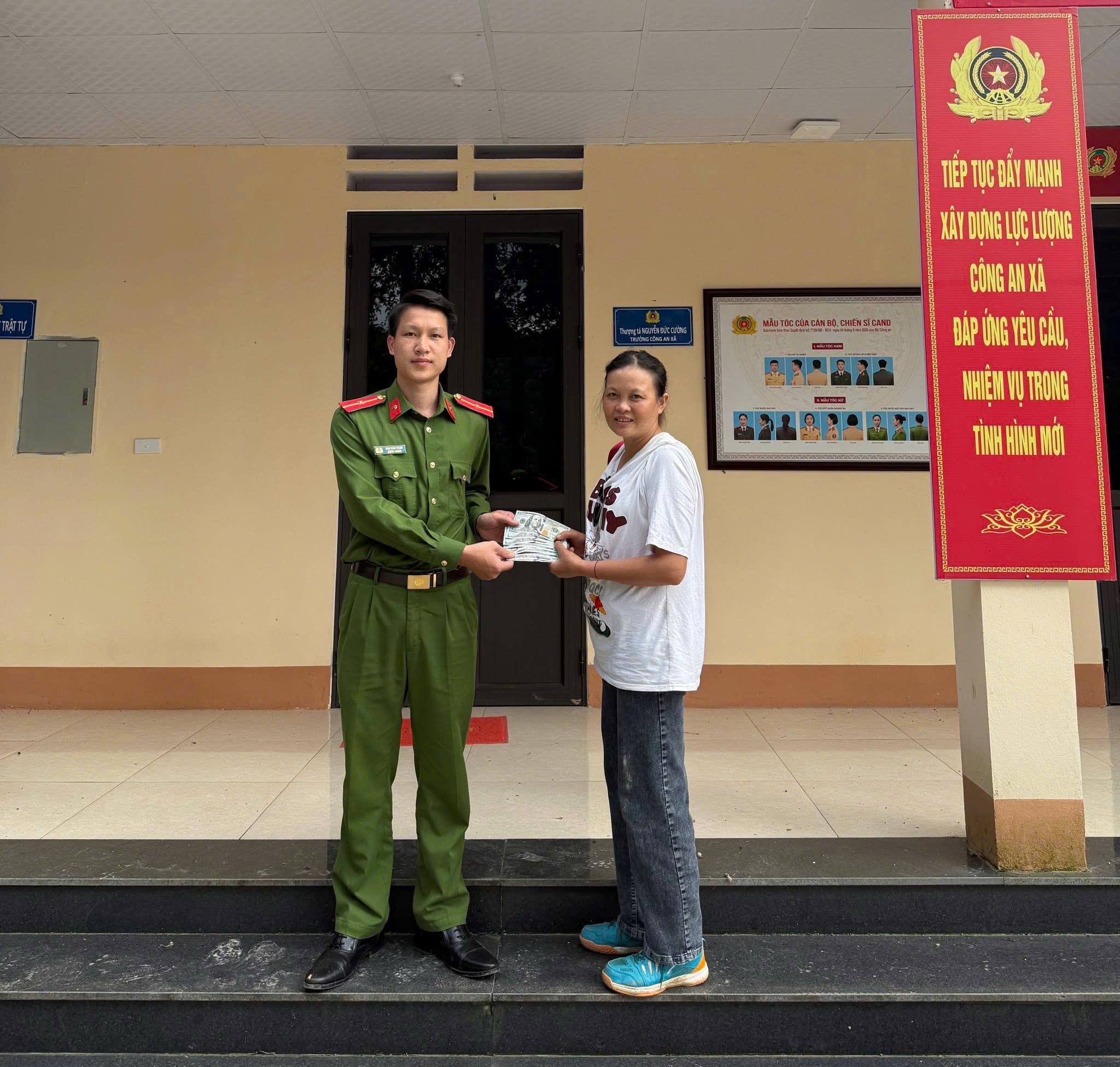 Công an xã Lùng Phình trao trả 800 USD cho khách du lịch nước ngoài đánh rơi tại chợ phiên