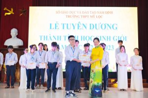Bố làm phụ hồ, mẹ không biết chữ – Con là thủ khoa toàn quốc 39/40 điểm