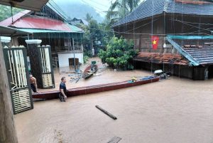 Xót xa nhà dân bị nước lũ cuốn trôi ở Kỳ Sơn, Nghệ An đêm qua