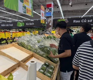 Người dân đổ xô tích trữ thực phẩm trước bão Wipha