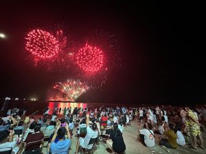 Rực rỡ pháo hoa đầu tiên tại Bãi Cháy: Khán giả vỡ òa trong không gian giải trí cuối tuần sôi động