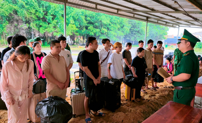 Tiếp nhận 45 công dân từ Campuchia, phát hiện nhiều đối tượng có tiền án, tiền sự nguy hiểm