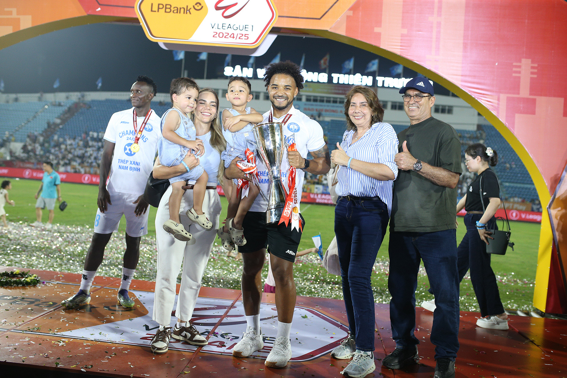 Mohamed Salah đi vào lịch sử Premier League với danh hiệu Cầu thủ xuất sắc nhất năm