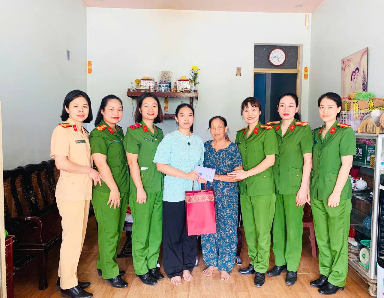 Hội Phụ nữ Công an tỉnh Lào Cai khen thưởng con đỡ đầu học giỏi, trúng tuyển lớp chuyên