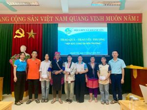 Trao quà động viên học sinh nghèo vượt khó ở Lào Cai
