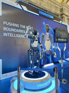Đỉnh nóc kịch trần: Robot Việt ‘cháy’ hết mình trên sân khấu Vin32 – Bước tiến công nghệ 4.0