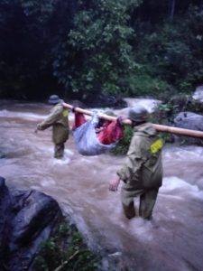 Công an xã Mỏ Vàng vượt đường rừng hiểm trở, kịp thời đưa nữ bệnh nhân đi cấp cứu an toàn
