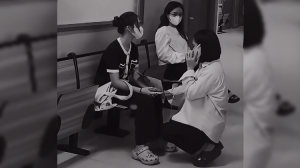 Thắt lòng : Người mẹ gục ngã thông báo với chồng” con mình bị ung thư máu rồi”, khi con đang ở độ tuổi đôi mươi