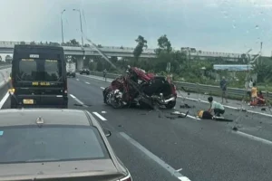 Ô tô con biến dạng sau va chạm trên cao tốc Hà Nội – Hải Phòng, một người nhập viện