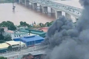 Hà Nội: Cháy lớn tại bãi xe gần cầu Vĩnh Tuy, cột khói đen bao trùm khu vực