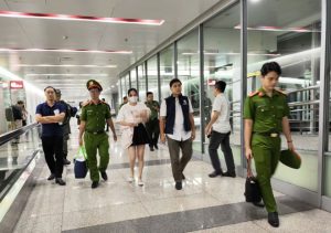 Vợ Mr Hunter bị dẫn giải từ Thái Lan về Việt Nam, liên quan vụ Mr Pips lừa đảo 5.300 tỷ đồng