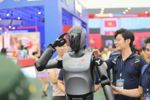 Robot hình người gây sốt tại Triển lãm thành tựu đất nước