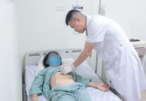Người phụ nữ từ Nga trở về Việt Nam phẫu thuật lấy 14 viên sỏi túi mật tại Bệnh viện E
