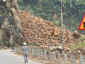 Sơn La: Sạt lở đá trên Quốc lộ 4G, giao thông tê liệt cục bộ