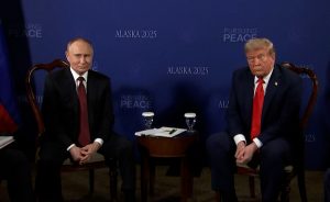 Biểu cảm khó đỡ của ông Putin tại thượng đỉnh Mỹ – Nga ở Alaska