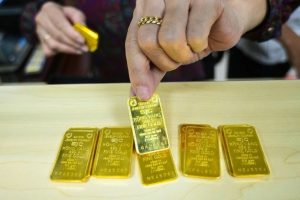 Giá vàng hôm nay 8/8/2025: SJC lập đỉnh rồi hạ nhiệt, vàng thế giới tăng mạnh