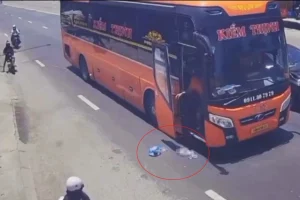 Tài xế xe khách bị phạt 12,5 triệu đồng, trừ điểm GPLX vì vứt rác xuống đường
