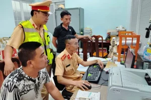 Xe khách ‘nhồi nhét’ 67 người, tài xế giả danh bị phạt hơn 230 triệu đồng