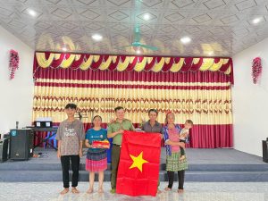 Công an xã Văn Bàn trao tặng 93 lá Cờ Tổ quốc cho đồng bào Tin lành nhân dịp Quốc khánh 2/9