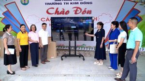 Hội LHPN Lào Cai trao tặng thiết bị cho trường học trong dự án phòng chống thiên tai