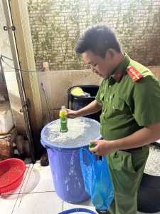 Phát hiện cơ sở dùng hóa chất tẩy trắng hoa chuối trước khi bán ra thị trường
