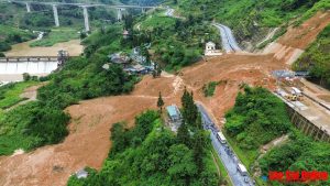 Sạt lở lớn trên quốc lộ 4D đoạn lên Sa Pa, giao thông bị ách tắc hoàn toàn