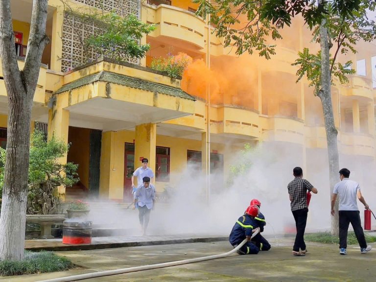 Hơn 2.000 học sinh, giáo viên và người dân Văn Bàn hào hứng tham gia diễn tập PCCC