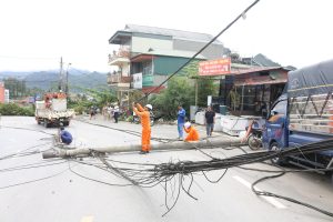Sự cố xe chở bê tông làm đổ cột điện, Sa Pa khẩn trương khắc phục