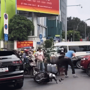 Xác minh clip người đàn ông đi ô tô hành hung người lớn tuổi giữa đường ở TPHCM