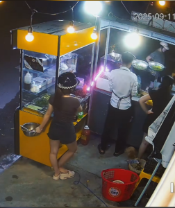 Kiếm ăn gặp kiếm chuyện. Tháng gặp 3, 4 khách như này quán tốn thau lắm
