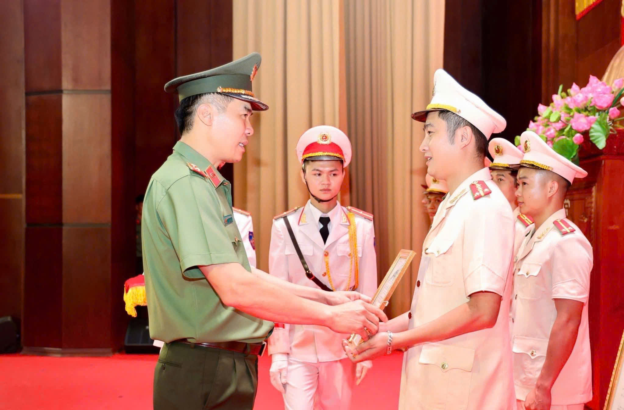 Lào Cai gặp mặt, động viên 208 cán bộ, chiến sĩ tăng cường về Công an cấp xã