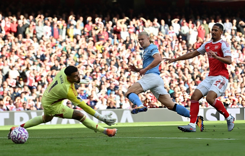 Arsenal thoát thua ngoạn mục trước Man City nhờ bàn gỡ phút bù giờ