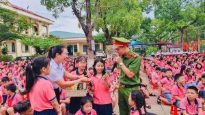 Công an phường Cam Đường tỉnh Lào Cai đồng hành cùng học sinh giữ an toàn giao thông