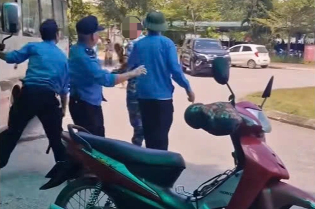 Người đàn ông bị nhóm bảo vệ hành hung trước sảnh bệnh viện, dư luận bức xúc tại Lào Cai