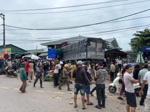 Xe tải lao vào chợ chuối, 3 người qua đời, 7 người bị thương