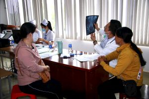 Khám sức khỏe cho 255 bệnh nhân liên quan vụ tán sỏi gây bức xúc