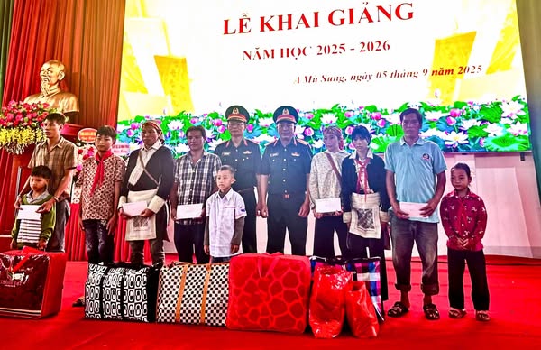 Đoàn Kinh tế - Quốc phòng 345 trao học bổng “Nâng bước em tới trường” tại Lào Cai tang qua 89548788