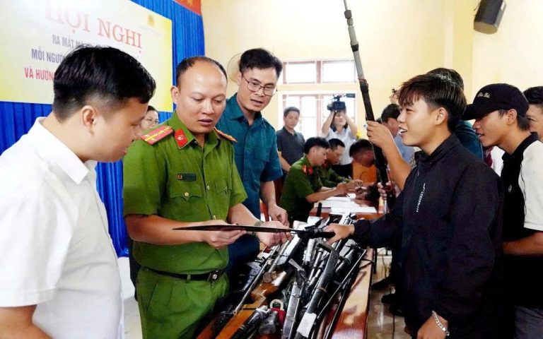 Thu hồi hơn 5.000 vũ khí, công cụ hỗ trợ trong đợt cao điểm ở Lào Cai z6975154702421 3bd84366da6036681161ff0bc408a317