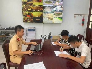 Xử lý 2 thiếu niên “bốc đầu” xe máy để quay clip đăng TikTok