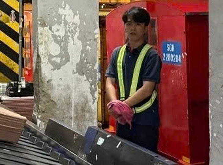 Lợi dụng sơ hở, lấy trộm 50 triệu đồng trong hành lý ký gửi tại sân bay Tân Sơn Nhất