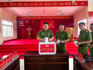 Công an xã Lâm Thượng quyên góp ủng hộ Quỹ Vì người nghèo và đồng bào vùng bão lũ