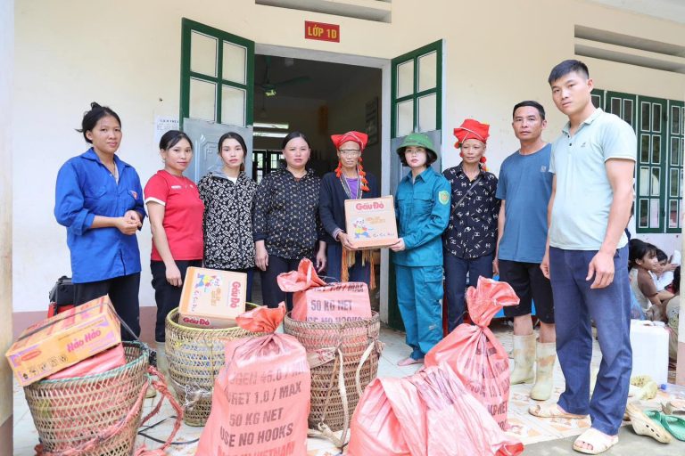 Xã Văn Bàn: Vượt hiểm nguy tiếp tế lương thực cho hơn 120 hộ dân bị cô lập sau bão số 10